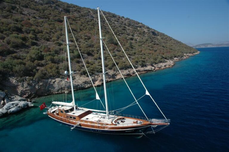 Zephyria II - at anchor