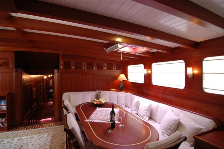Zephyria II - saloon 1