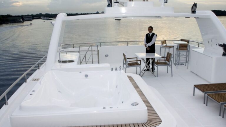 Flybridge area with Jacuzzi