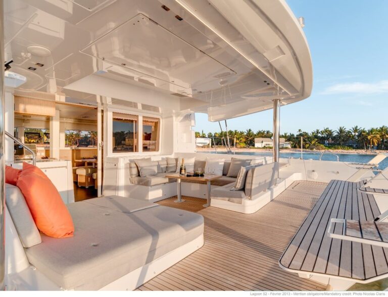 Aft Deck Seating And Dining