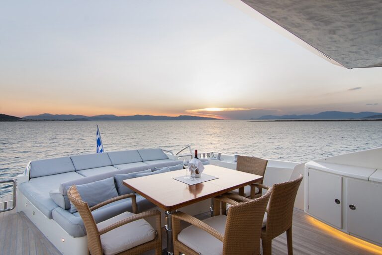 Aft Dining Table And Seating