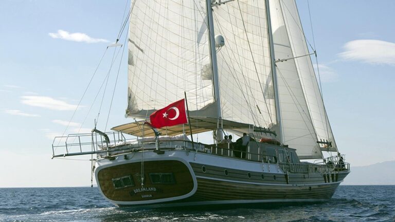 Aft View Sailing