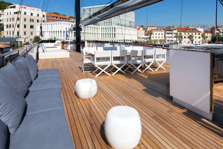 Al Fresco Dining Area - Seating Area And Bar