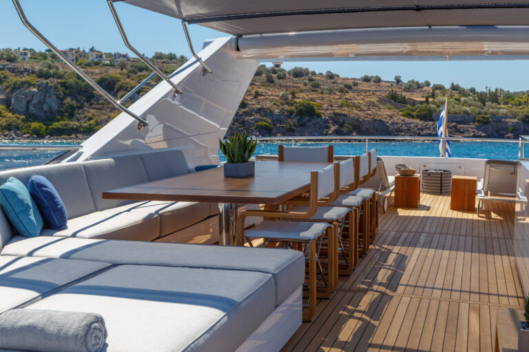 Alfresco Dining On Flyrbidge