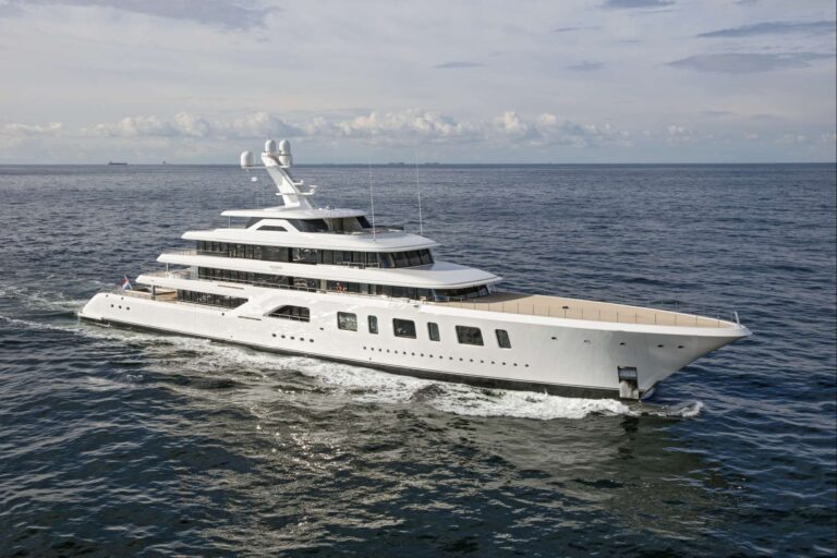 Charter yacht AQUARIUS