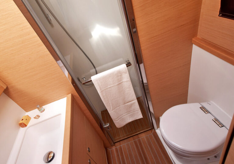 Bathroom:head