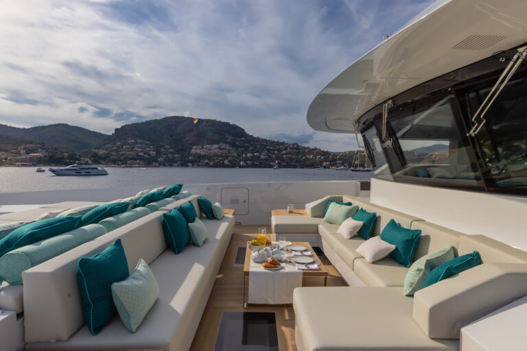 Bow - Lounge Exterior