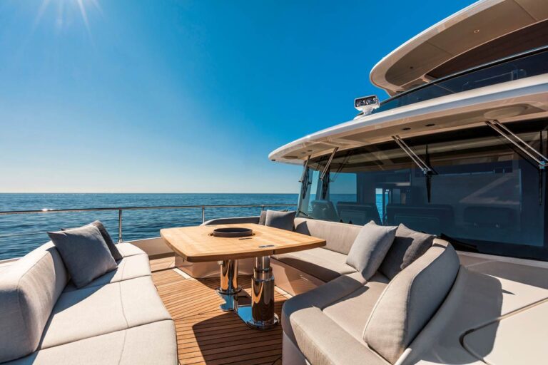 Bow Seating And Dining Area - Sistership