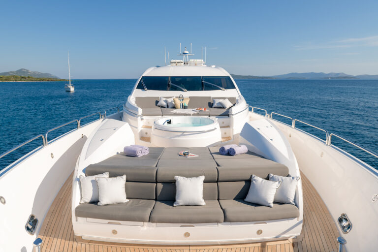 Bow Sunpads And Jacuzzi