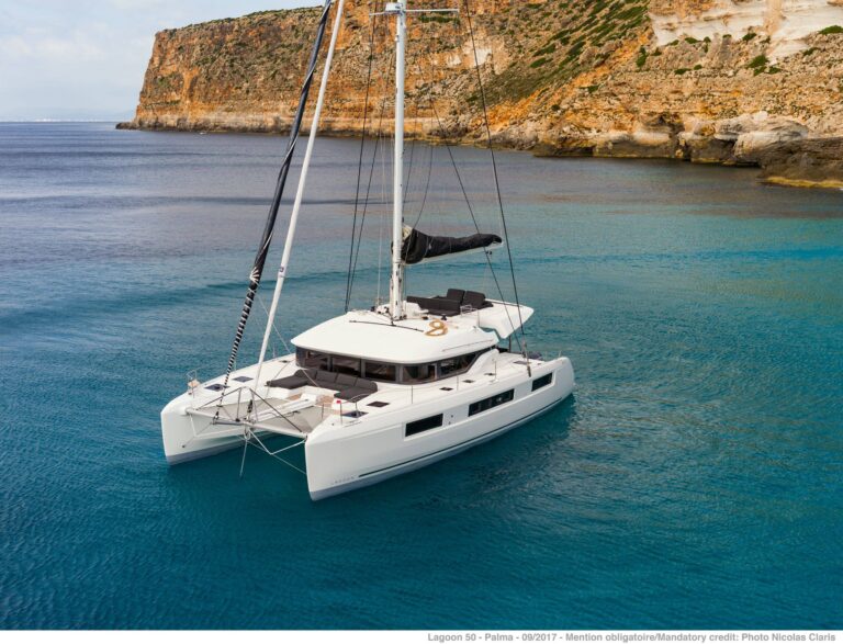 Catamaran Sailing Yacht HAPPY FEET