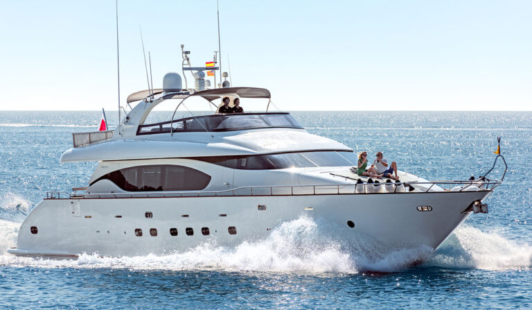 Cento Luxury Yacht - Bow view cruising