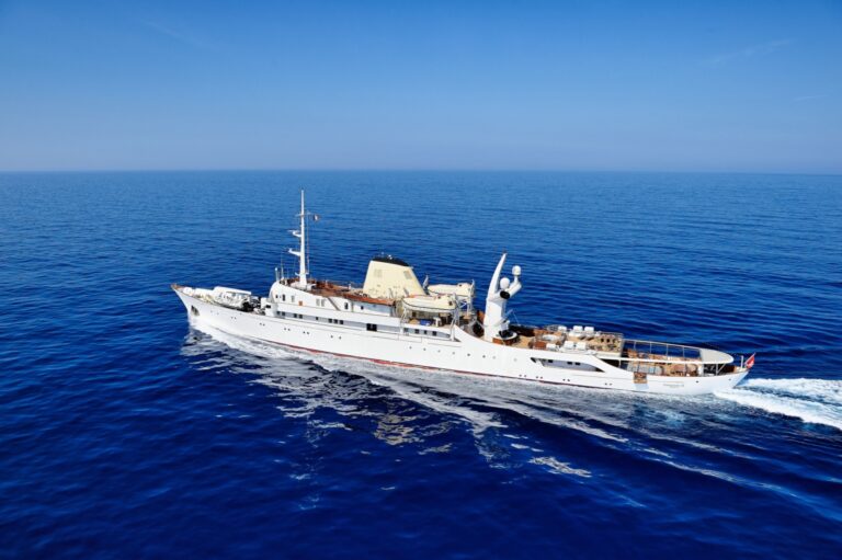 CHRISTINA O - Cruising