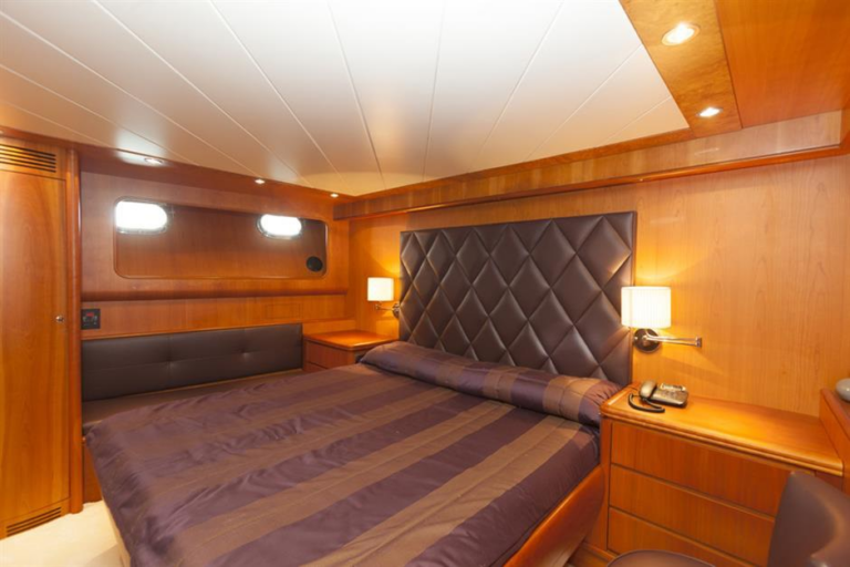 Double Cabin With Seating Area