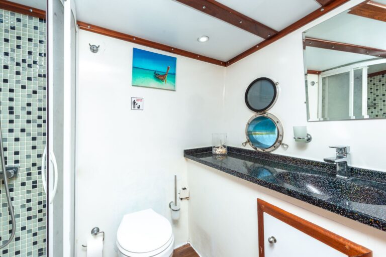 Double Guest Cabin Bathroom 2