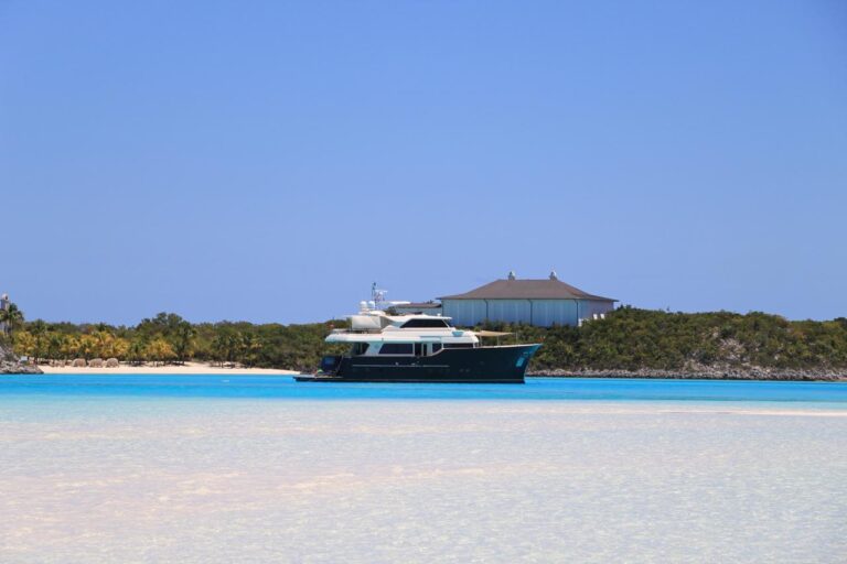 Motor yacht NOMADA - Anchored