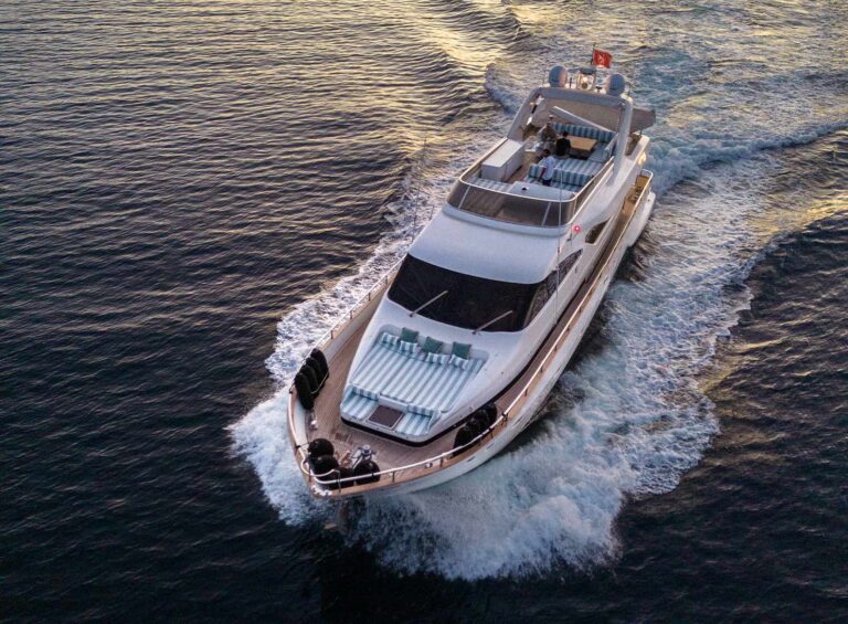 Super yacht ESSOES