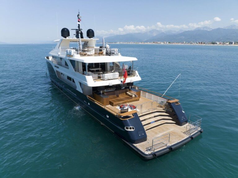 Extended Aft Deck And Swim Platorm