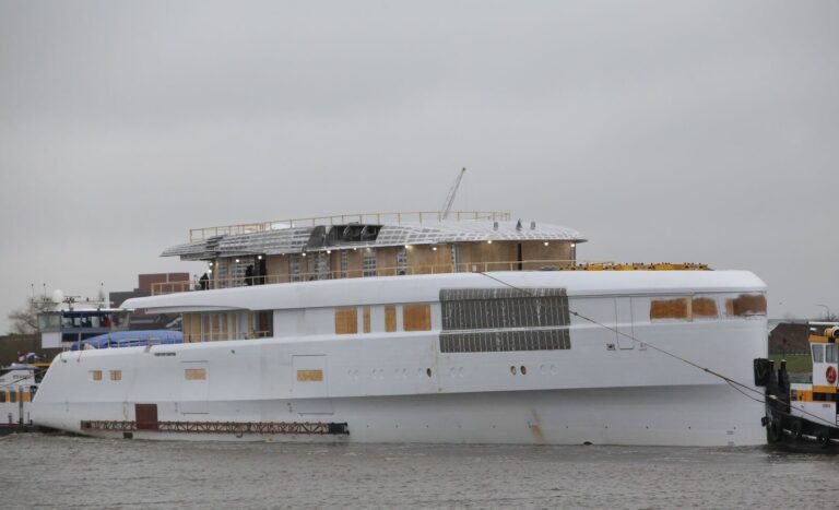 Super yacht Feadship 710