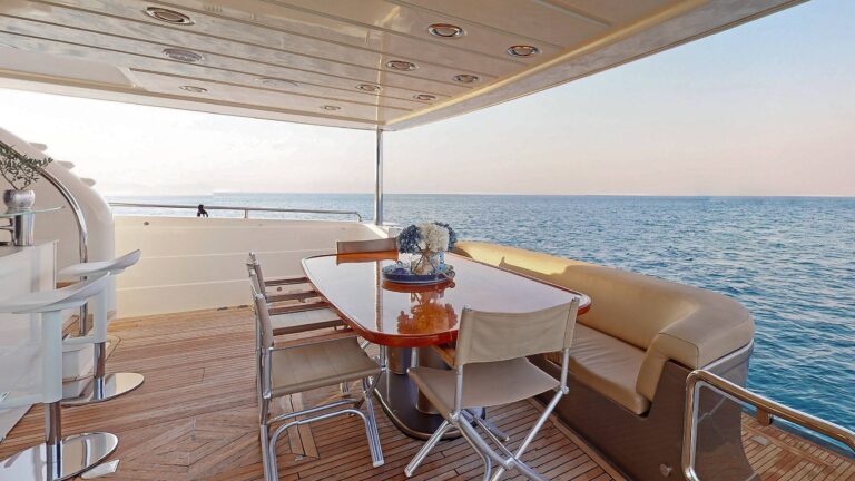 Main deck aft dining
