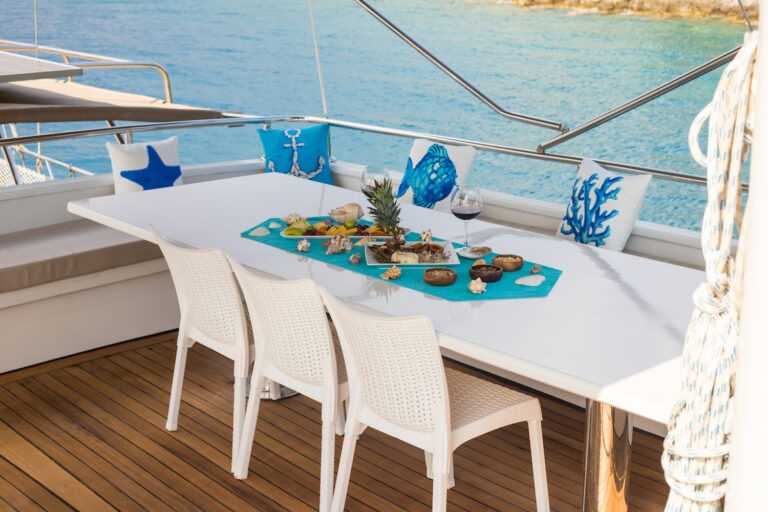 Flybridge Dinign Area