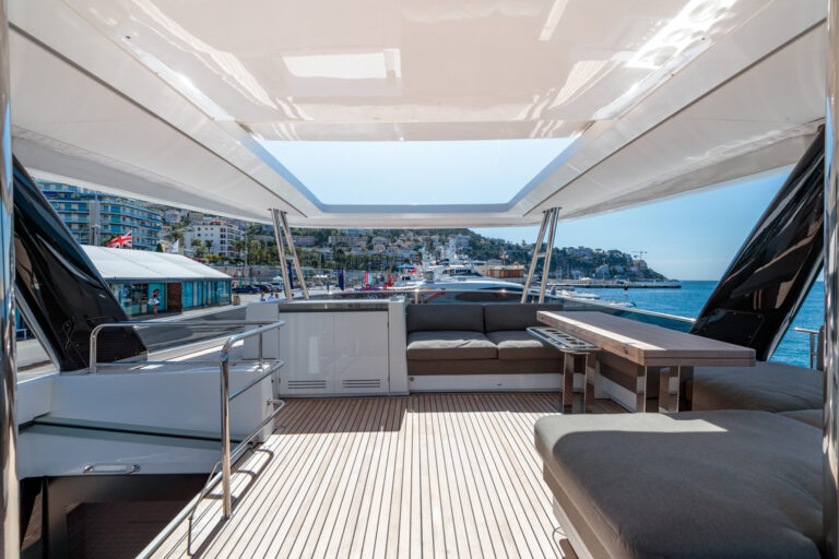 Flybridge Seating And Dining