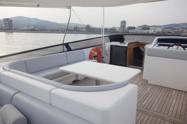 Flybridge Seating - Dining Area