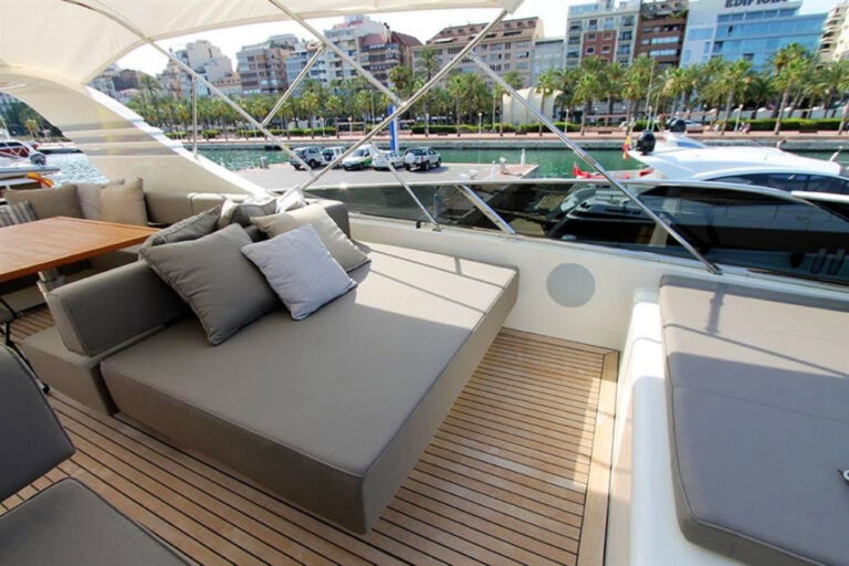 Flybridge - Sun Bed