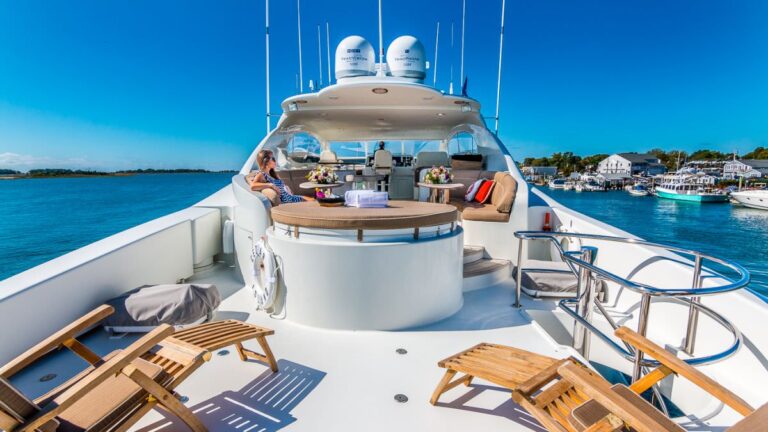 Flybridge With Jacuzzi