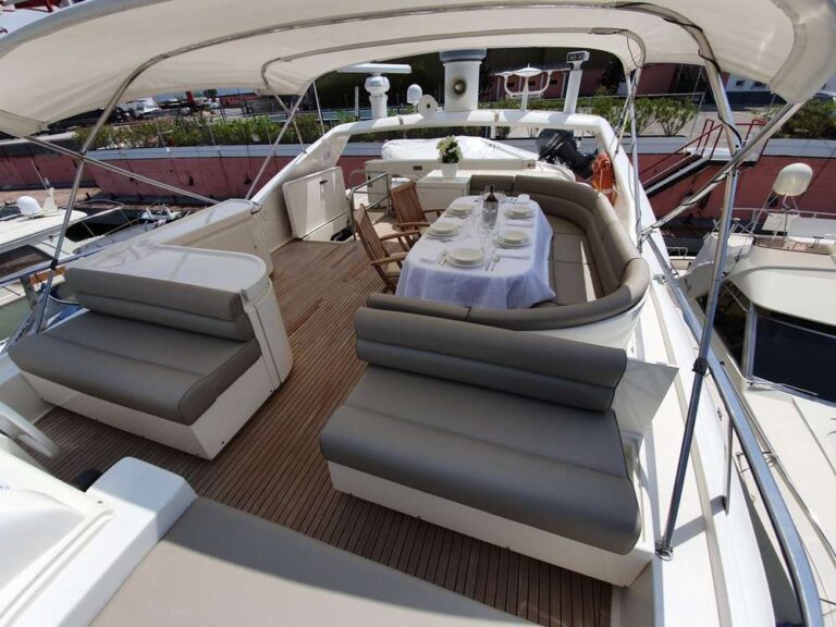 Flybridge Alfresco Dining