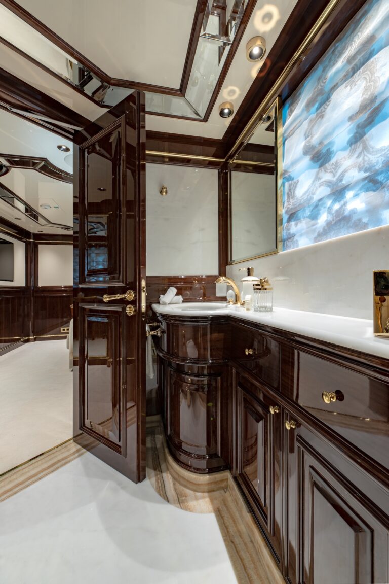 Guest Cabin Ensuite - Lower Deck Starboard