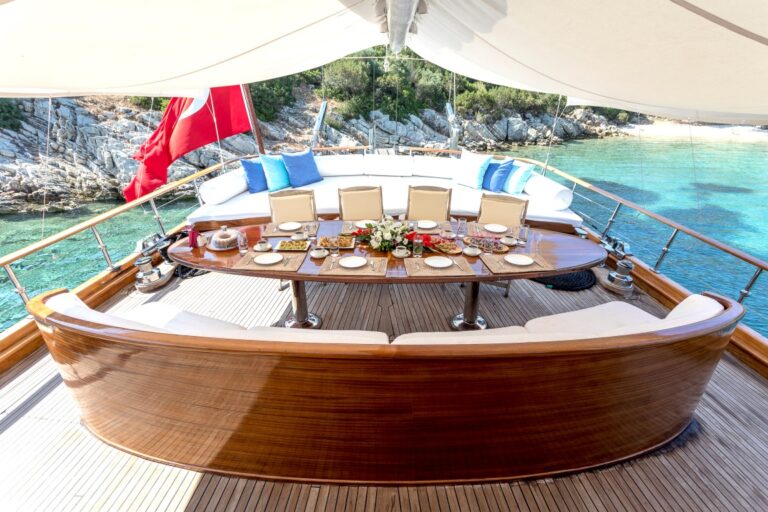 Alfresco dining aft deck