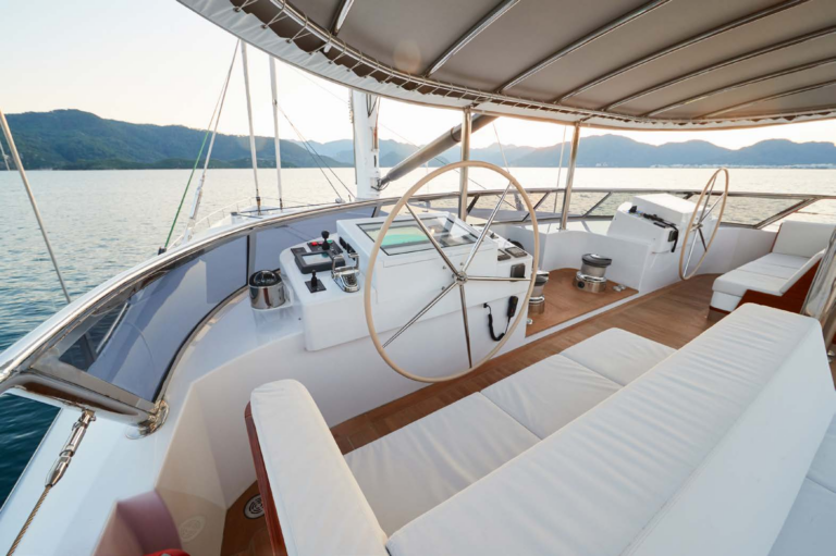 Helm Exterior