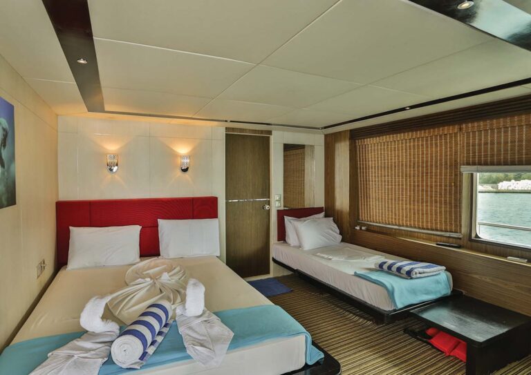 Charter yacht HONORS LEGACY