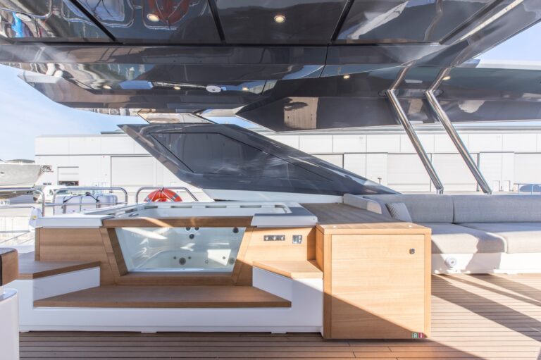 Jacuzzi tub on sundeck