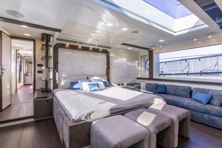 Master cabin with sofa