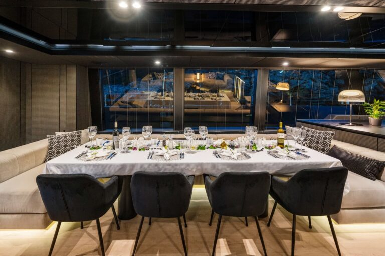 Salon dining