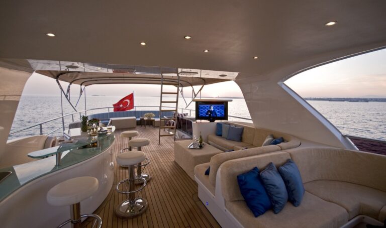 Large Flybridge