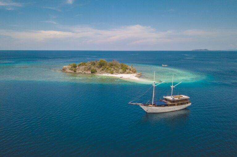 Luxury Phinisi Yacht PURE OCEAN 1