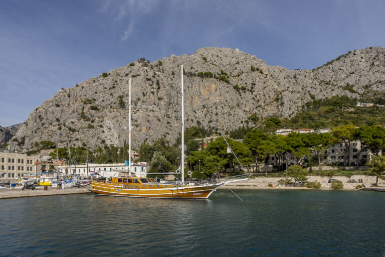 Luxury Yacht Andeo