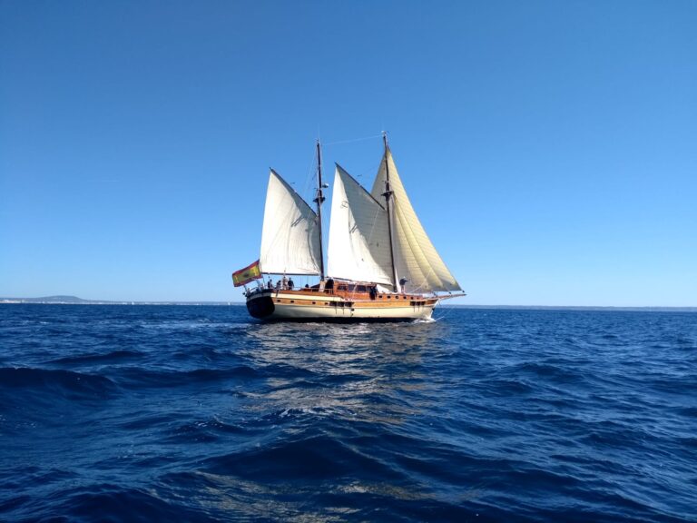 Luxury Yacht DIRDAM