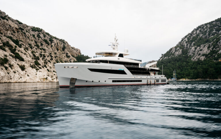 Luxury Yacht HEEUS