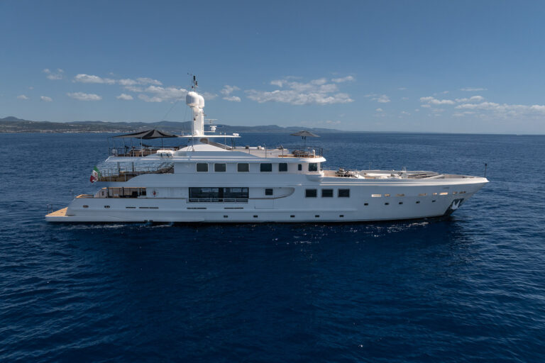 Luxury Yacht R23