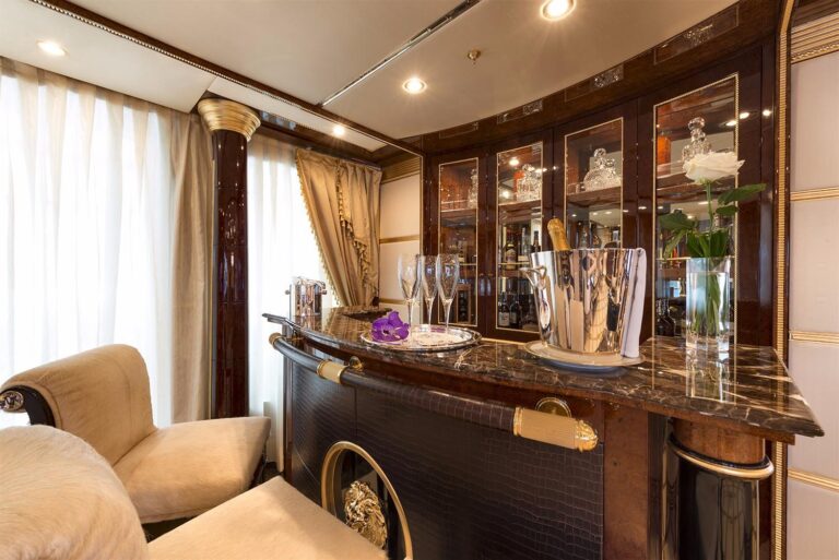 Main Saloon Bar