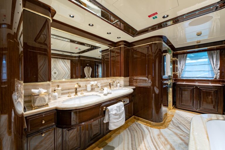Master Ensuite Bathroom - Main Deck