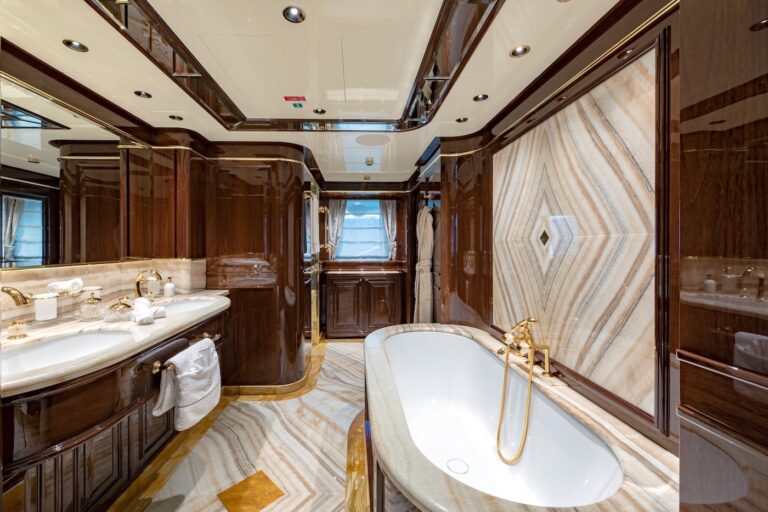 Master Ensuite - Main Deck