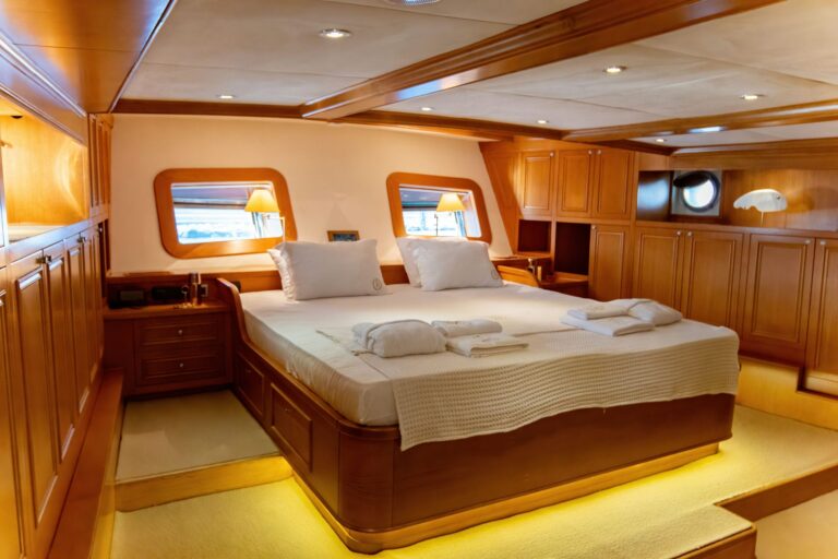Master Suite Wiht A Large Bed