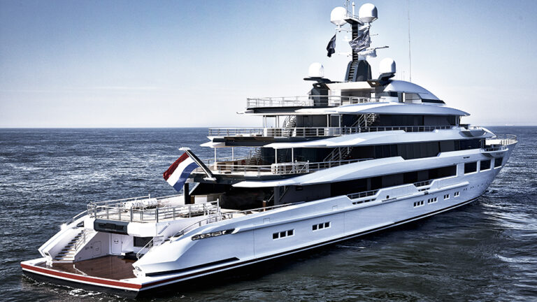 Mega Yacht Dreamboat