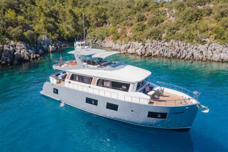 Motor Yacht COMPASS