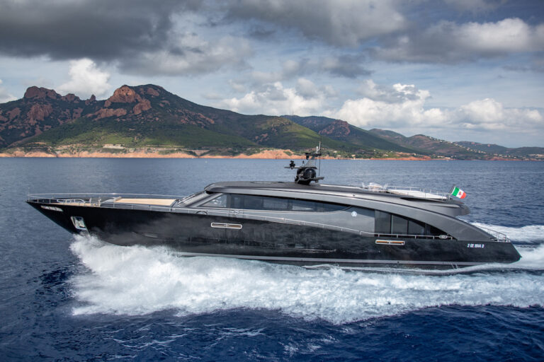 Motor Yacht FREEDOM Running