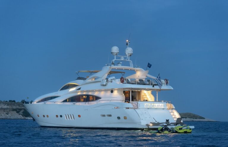 Motor Yacht MI ALMA in the evening